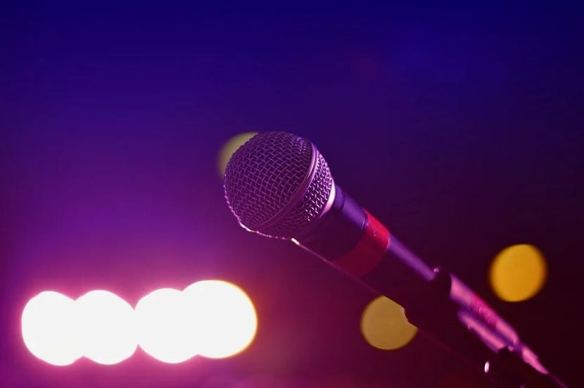 Invite your guests in a unique way for the karaoke theme party.