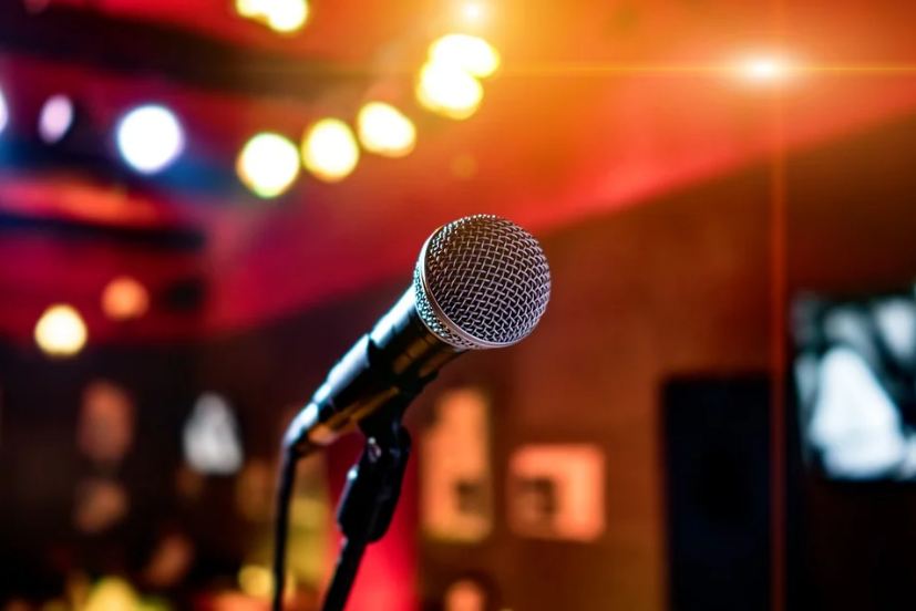 The better the decoration, the more interesting is a karaoke theme party.