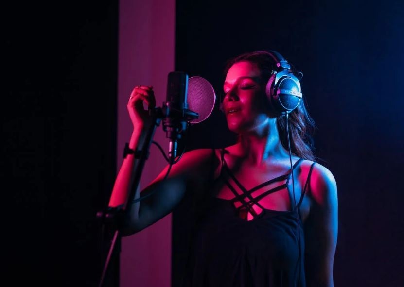 Proximity effect matters so much in positioning accurately your microphone.