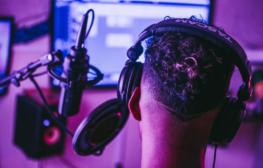 Setting up you microphone in the right room gives a lot of advantages in having a quality audio.