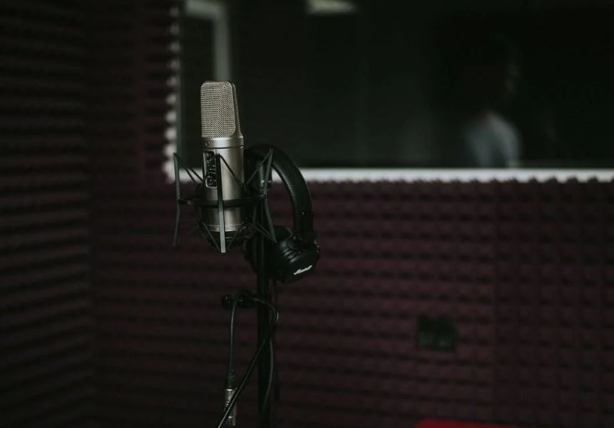 Your microphone room set-up matters a lot in gaining quality audio.